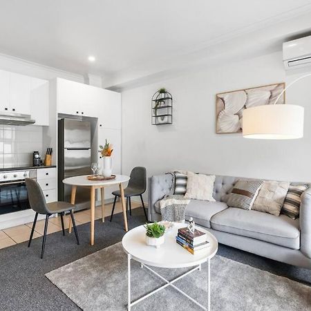 Appartamento Cozy 1 Bedder In St Kilda With Balcony Melbourne Esterno foto