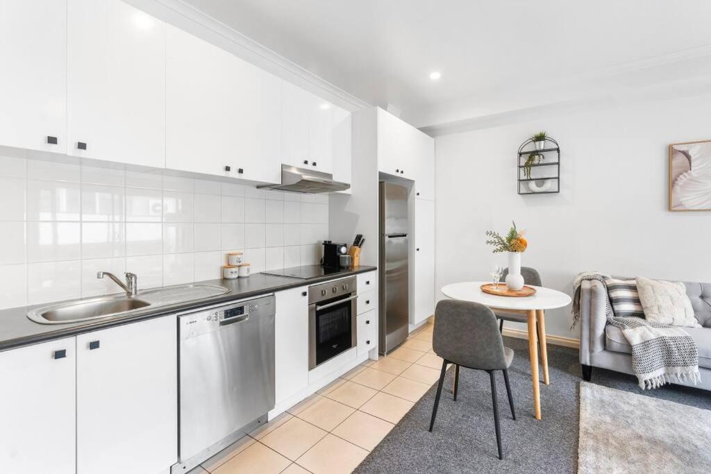Appartamento Cozy 1 Bedder In St Kilda With Balcony Melbourne Esterno foto