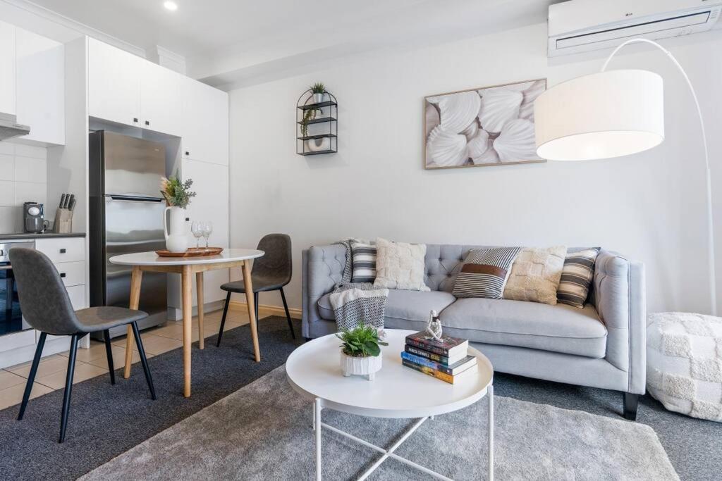 Appartamento Cozy 1 Bedder In St Kilda With Balcony Melbourne Esterno foto