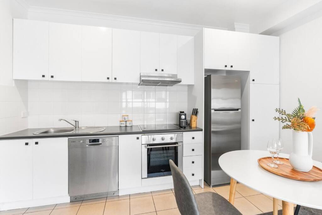 Appartamento Cozy 1 Bedder In St Kilda With Balcony Melbourne Esterno foto