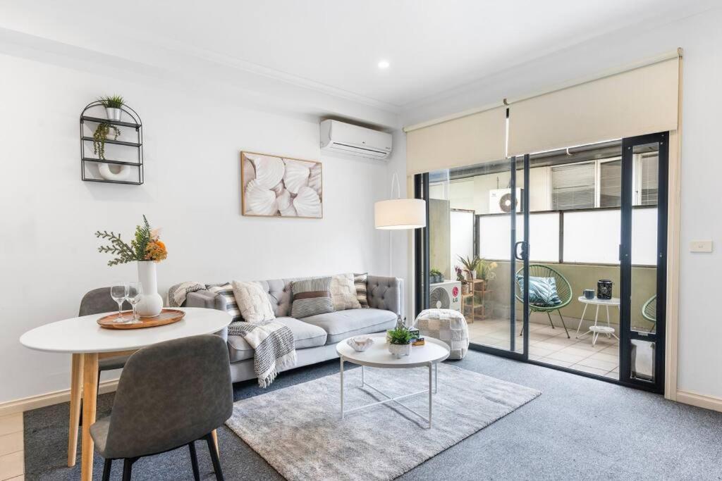 Appartamento Cozy 1 Bedder In St Kilda With Balcony Melbourne Esterno foto