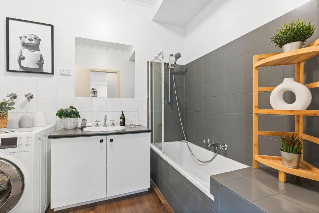Appartamento Cozy 1 Bedder In St Kilda With Balcony Melbourne Esterno foto